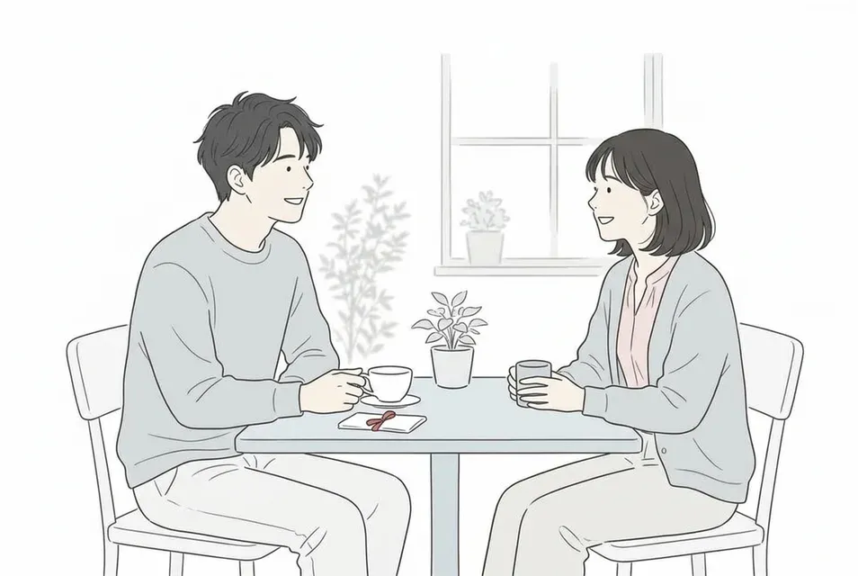 カフェのテーブル席で気負わずに楽しそうに談笑する20代の男女