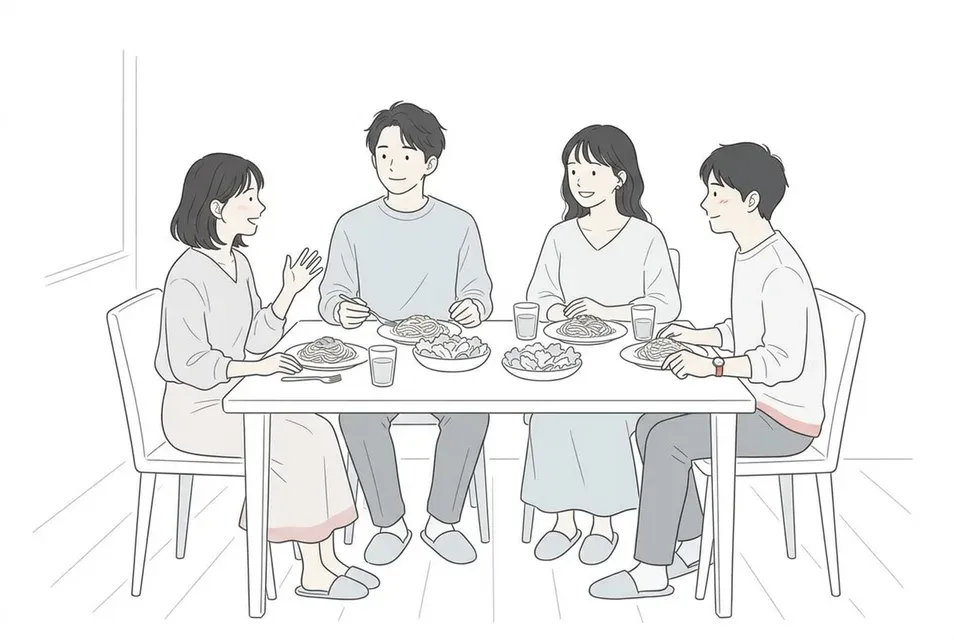 カジュアルな飲食店でテーブルを囲み、料理を前に和やかに会話を楽しむ男女4人