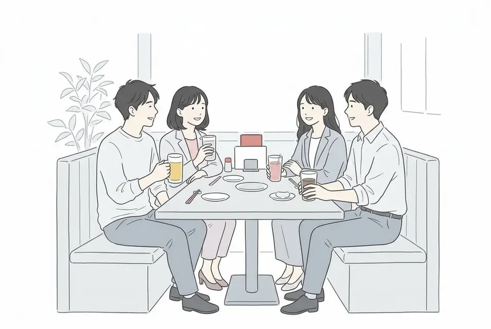 ピーク前の落ち着いた時間帯に、相席居酒屋のボックス席でドリンクを片手に歓談する男女