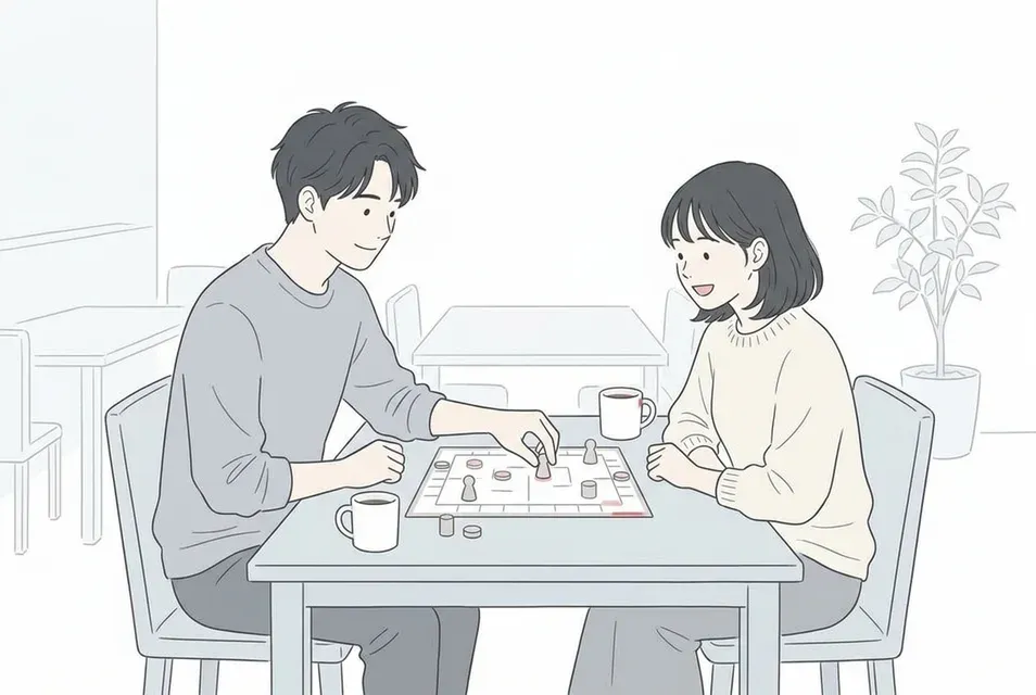 ボードゲームカフェでテーブルを囲み、共通の趣味を通じて自然体で楽しく会話をする男女